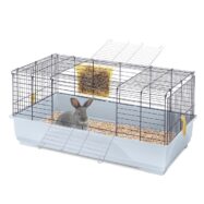 Gaiola Easy 100 com ganchos laterais que permitem uma abertura para fácil limpeza. Possui porta-feno para prender à estrutura de arame. 100x54,5x45 cm.