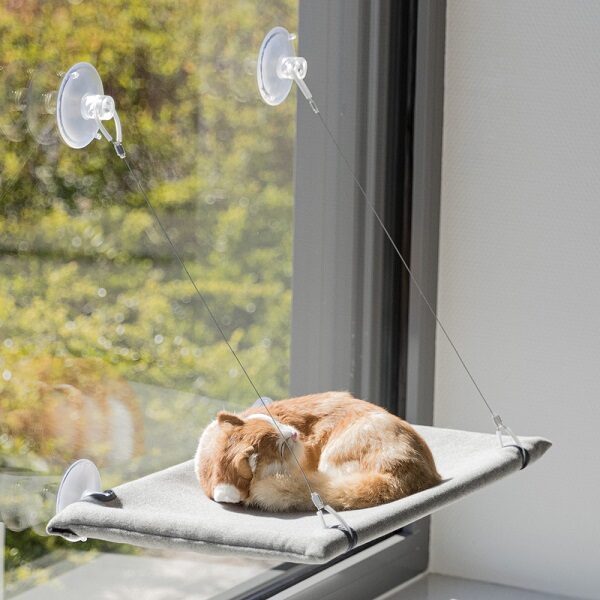 Colchão de janela para gato em imitação de camurça (poliéster). Fácil fixação através de ventosas. Com estrutura de metal estável e arames.