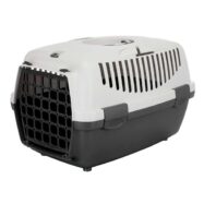 Transportadora para gatos, cães pequeno porte e roedores. Suporta até 6 kg. Com pega e ranhuras para boa circulação de ar. Com gaveta e abertura superior.