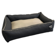 Cama retangular classic toupeira para cão com revestimento em poliéster, enchimento em ﬂocos de ﬁbra oca e sintética. Base em TNT. Disponível em 4 tamanhos.